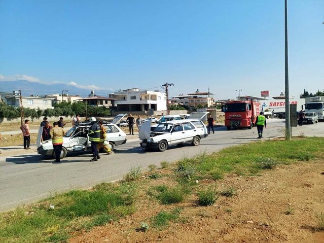 Hatay'da Kavşakta Kaza: 1 Yaralı