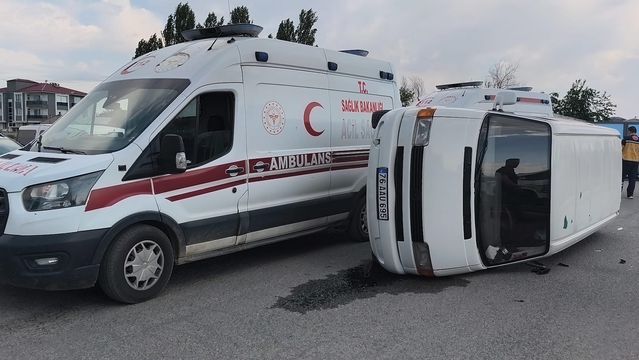 Iğdır'da Otomobil ve Minibüs Çarpıştı