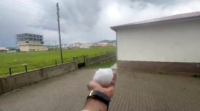 Karayazı'da Ani Dolu ve Fırtına