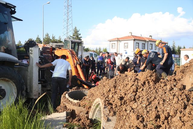 Kastamonu'da Toprak Altında Kalan İşçi Kurtarılıyor