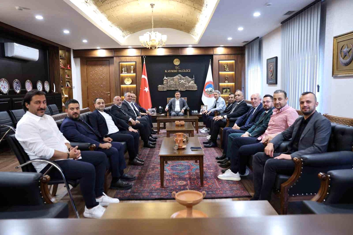 Vali Çiçek, Kayserispor\'un Yeni Başkanını Kabul Etti