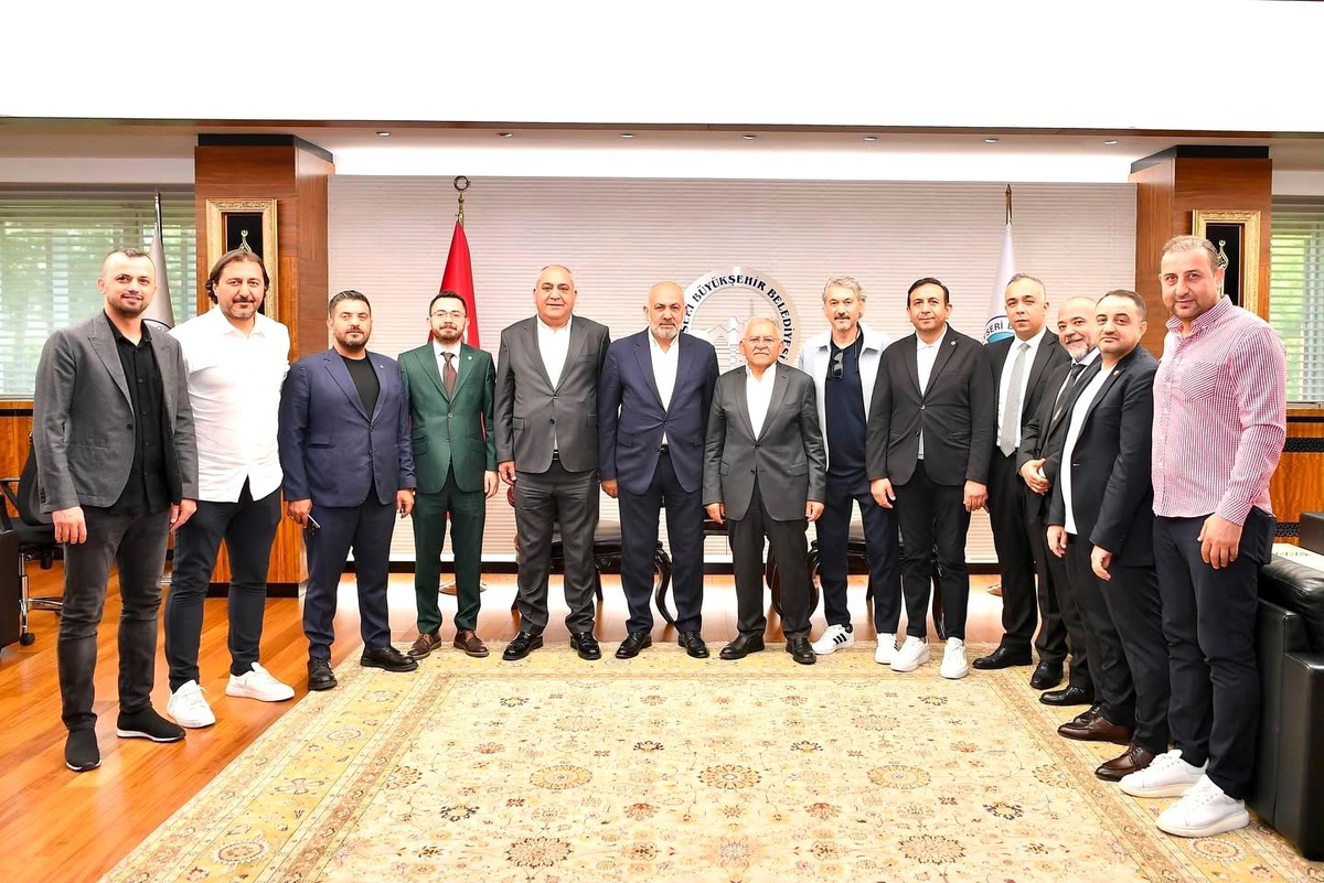Kayserispor yönetiminden Başkan Büyükkılıç\'a ziyaret