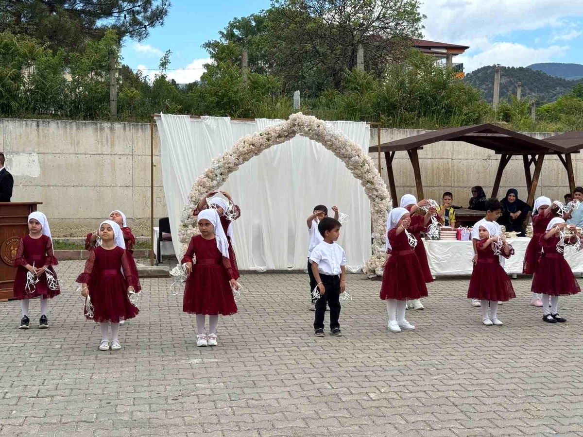 Kur\'an kursu öğrencilerinin hazırladığı programa yoğun ilgi
