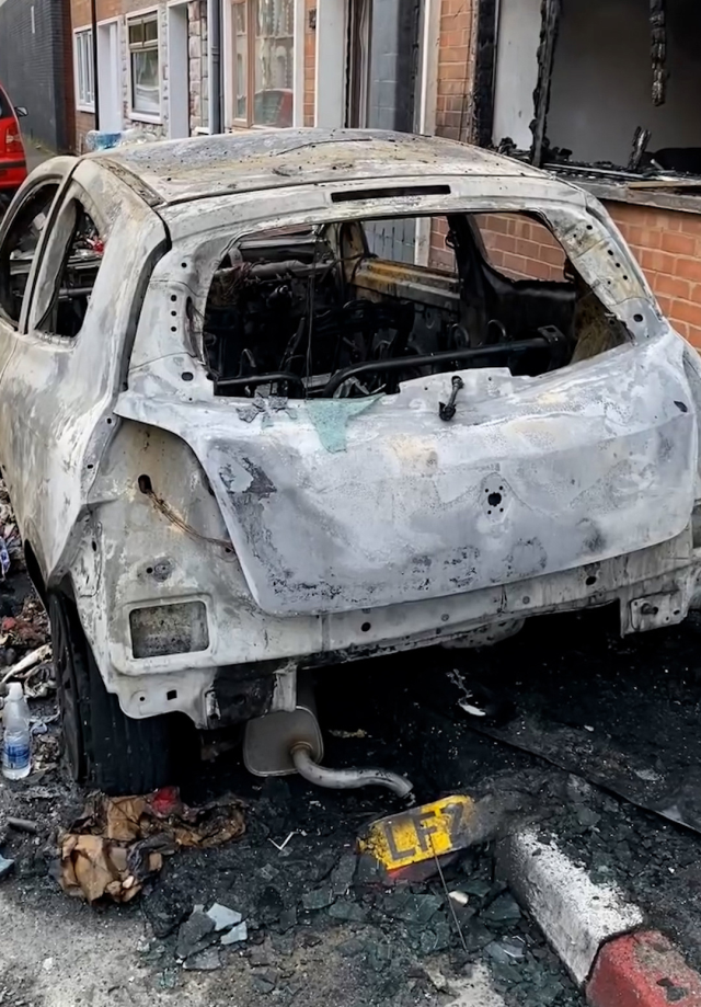 Göçmen öfkesi Kuzey İrlanda'yı küle çevirdi! Bölgeden gelen görüntüler korkunç