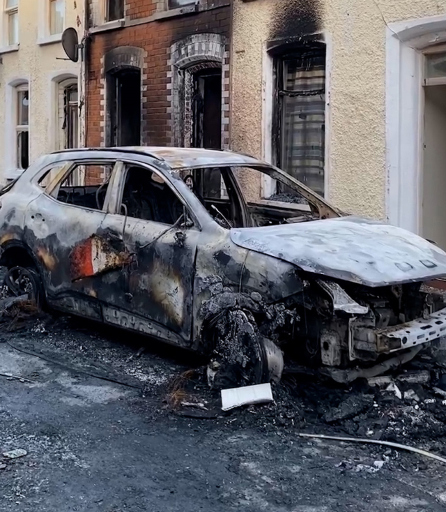 Göçmen öfkesi Kuzey İrlanda'yı küle çevirdi! Bölgeden gelen görüntüler korkunç