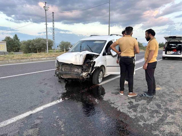 Bingöl'de Kaza: Lastik Patladı, Araç Refüje Çarptı