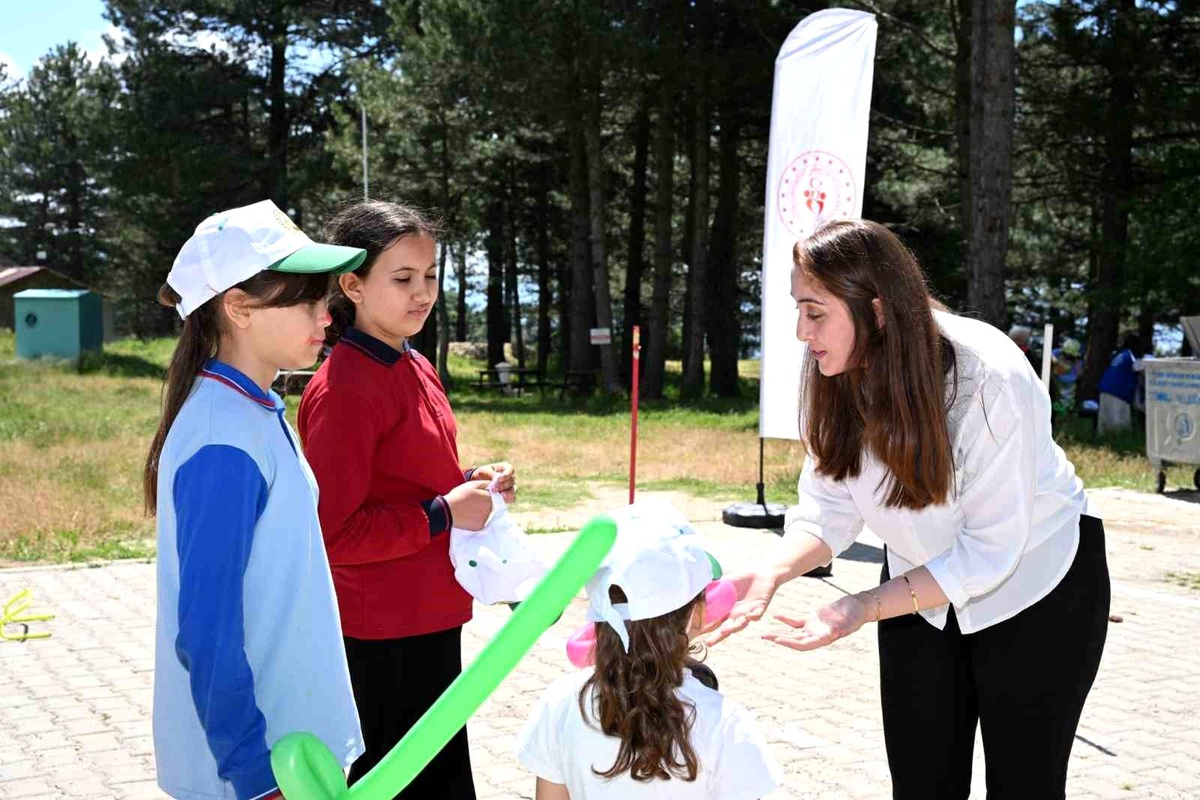 Manisa\'da çocukların uçurtma şenliği neşesi