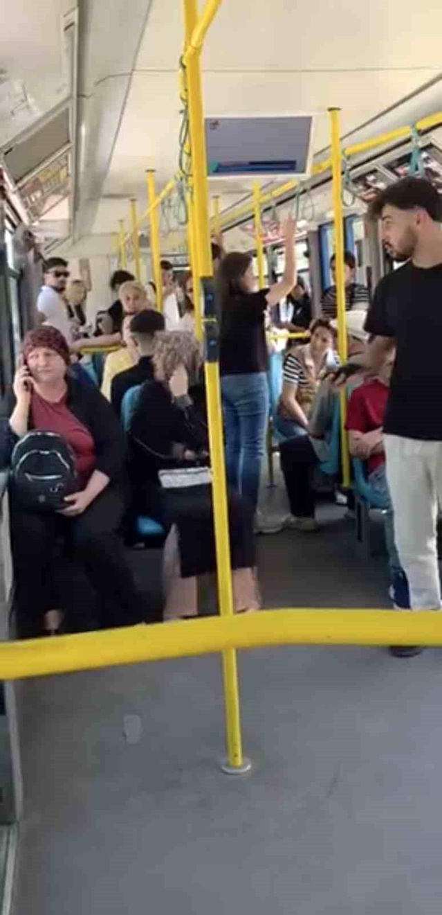 Metroda telefon tartışması kamerada