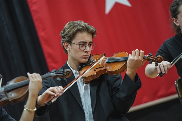 A Millî Takımın Marşı Zeki Müren Lisesi'nden