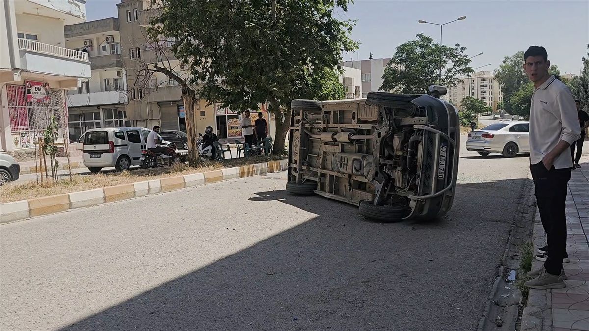 Nusaybin\'de Ticari Araç Devrildi: Sürücü Yaralandı