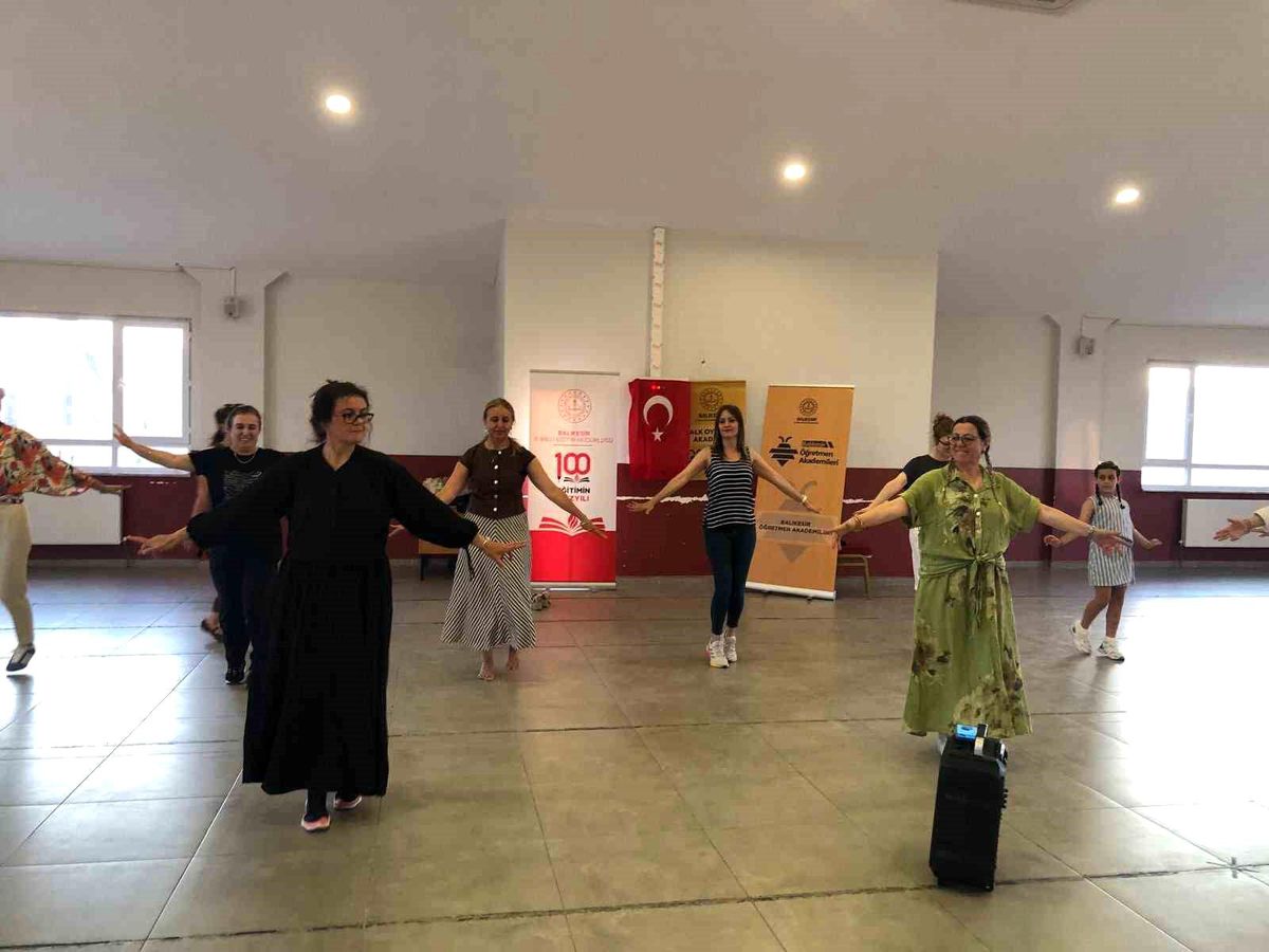 Balıkesir\'de Öğretmenler Kafkas Danslarıyla Döneme Veda Etti