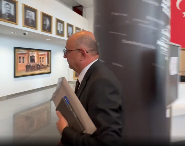 Özgür Özel'in ekibinden 28 CHP Parti Meclisi üyesi istifa etti