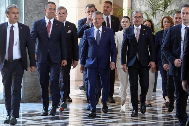 Özgür Özel'in yol haritası netleşti! Yeni parti için tarih b