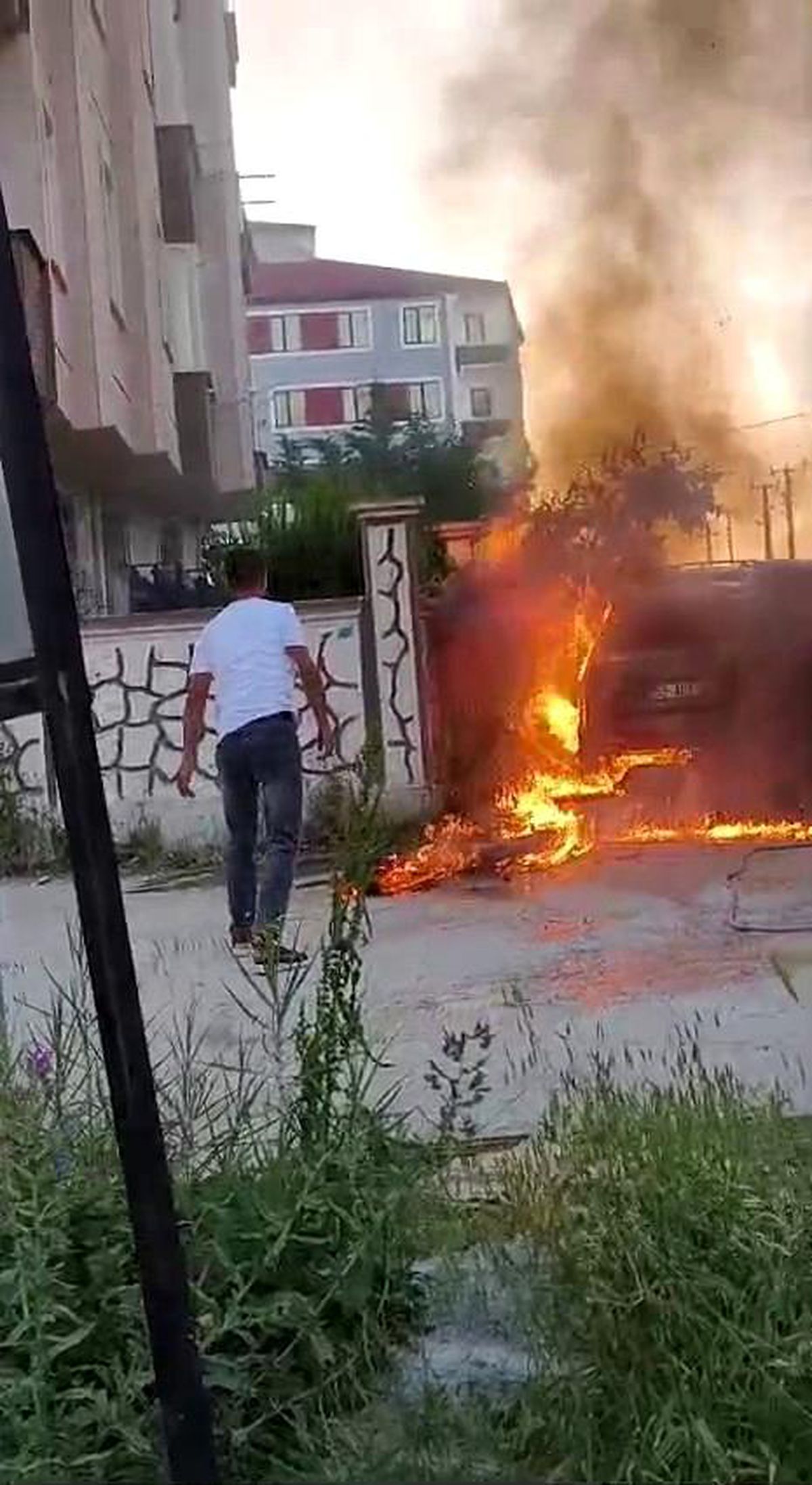 Kapaklı\'da Park Halindeki Araçta Yangın