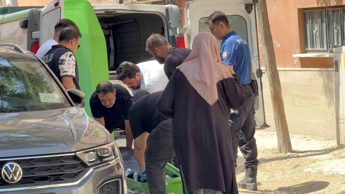 Seslendikleri annelerini yatağında cansız buldular