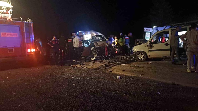 Sivas'ta Kafa Kafaya Kaza: 8 Yaralı