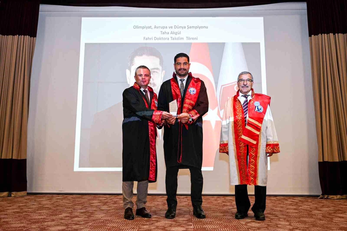 Taha Akgül\'e fahri doktora ünvanı verildi