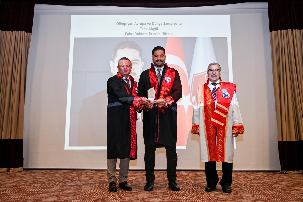 Taha Akgül\'e Fahri Doktora Unvanı