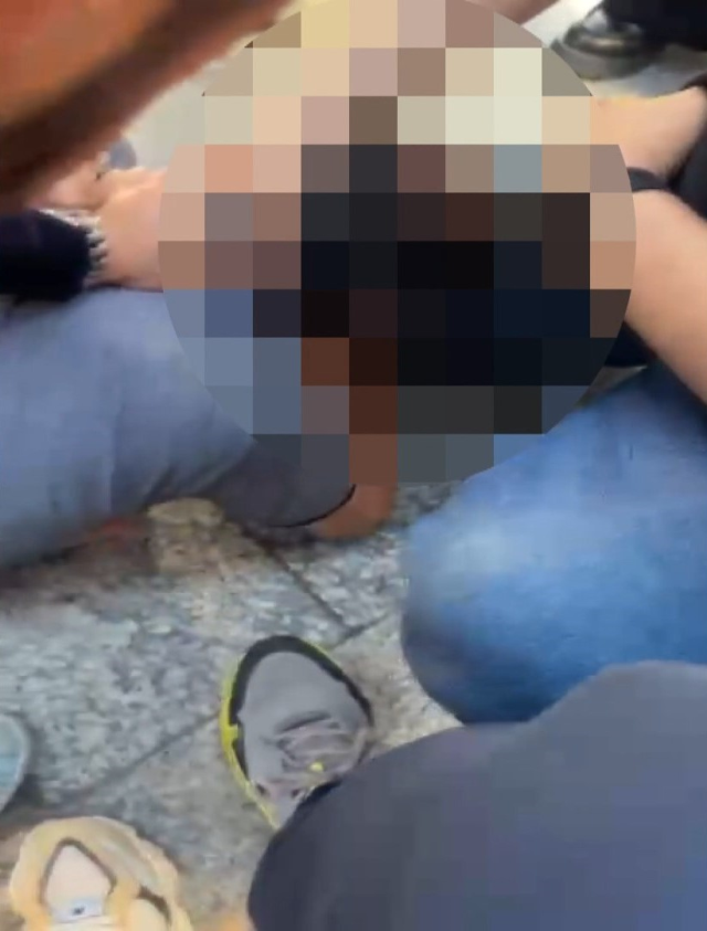 Tramvayda taciz iddiası! Yolcular darbetti: O senin kızın yaşında