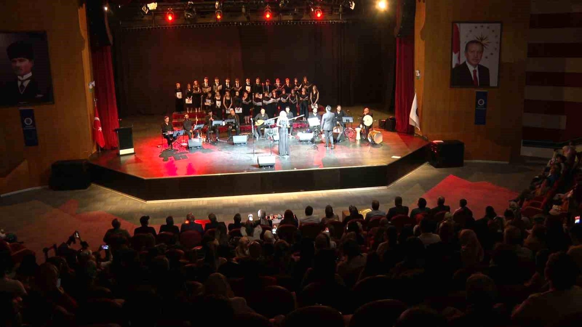 Gençlik Korosu Yıl Sonu Konserini Gerçekleştirdi