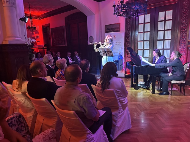 Türk ve Yunan Sanatçılardan Birlikte Konser