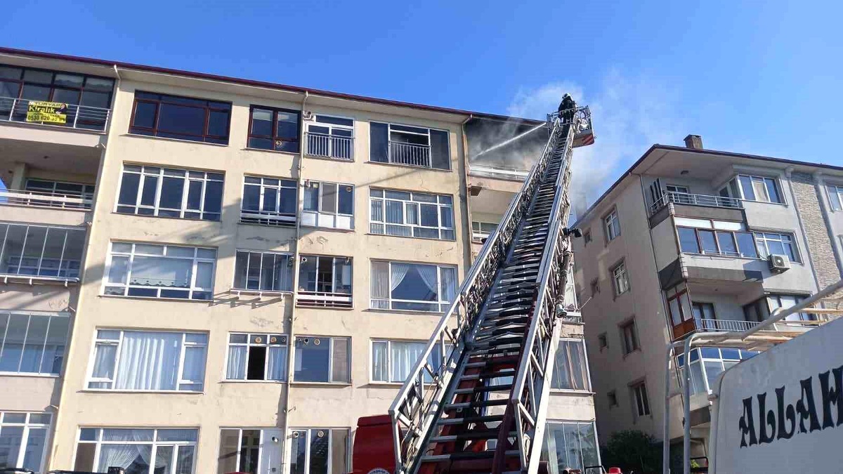Karamürsel\'de Yangın: Kadın ve Çocuk Kurtarıldı