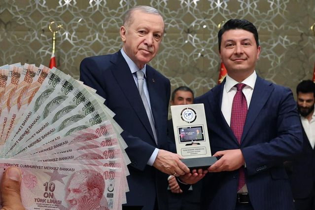 "Yılın ekonomi yorumcusu" ödülünü alan isim, en düşük emekli