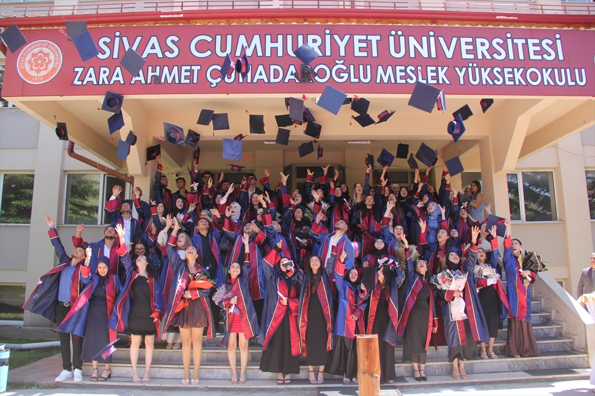 Zara\'da Mezuniyet Coşkusu