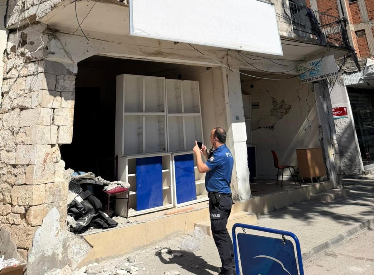 Adıyaman\'da Metruk Bina Tehlike Saçıyor