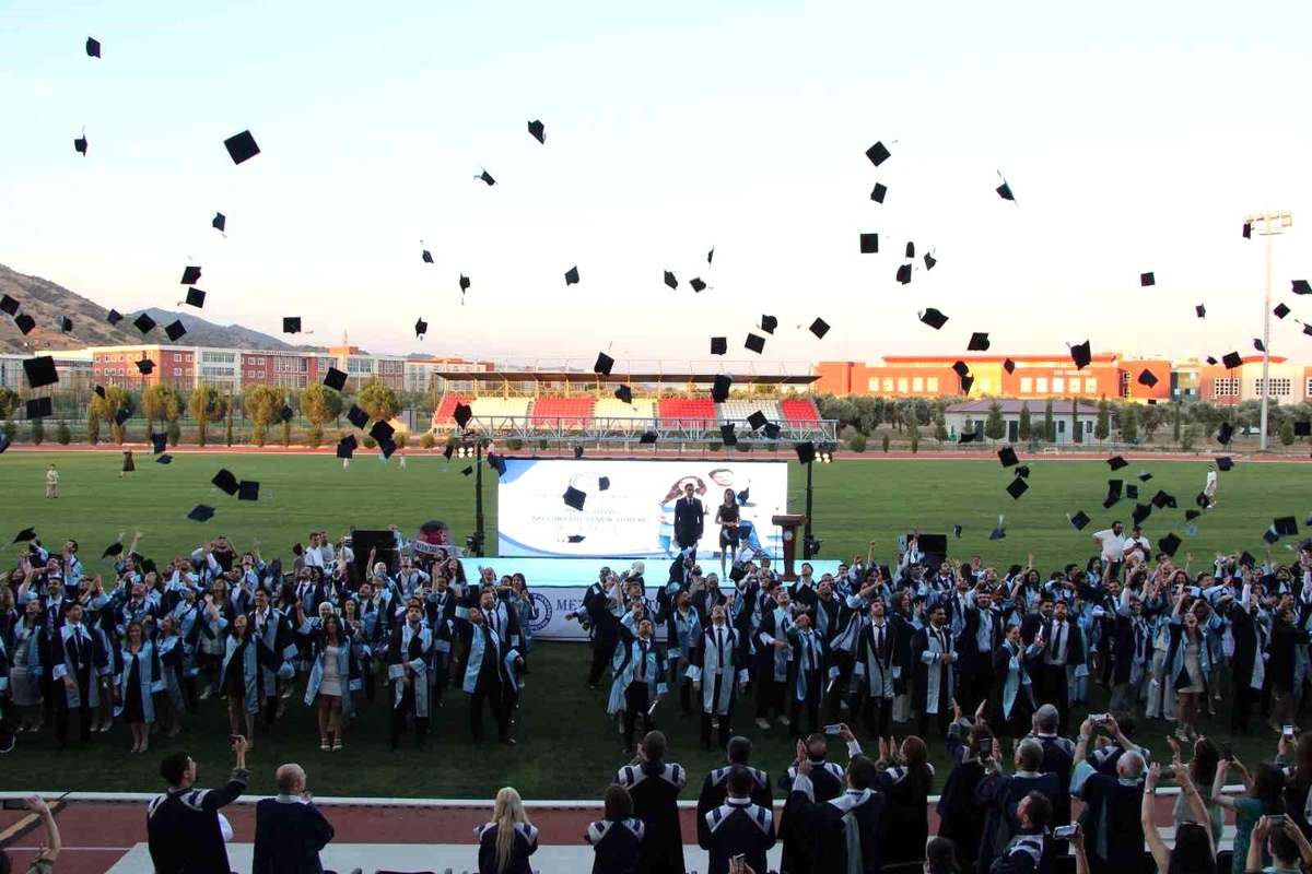 ADÜ Tıp Fakültesi Mezuniyet Töreni Coşkuyla Gerçekleşti