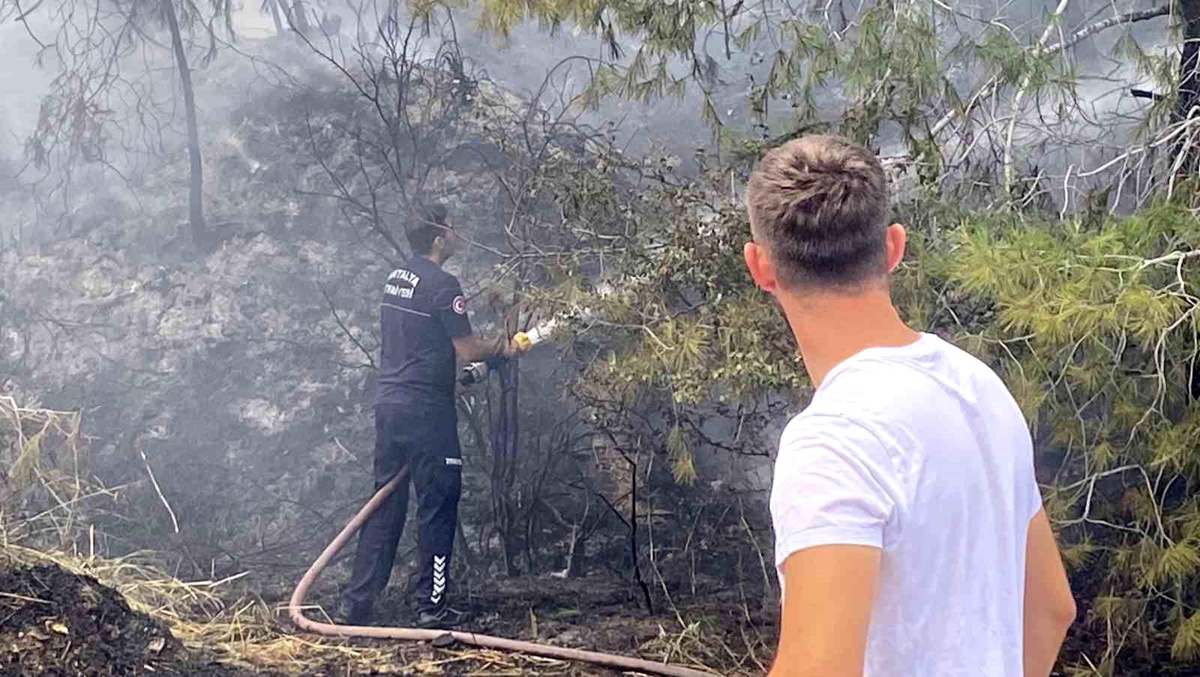 Antalya\'da ormanlık alandaki yangın büyümeden söndürüldü