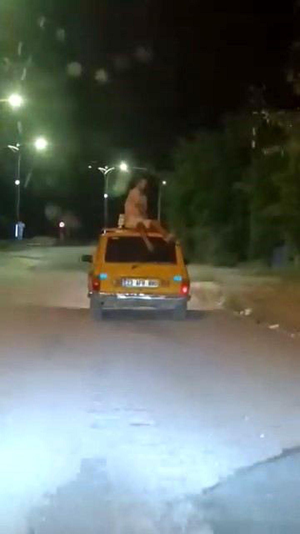 Elazığ\'da Otomobil Tavanında Tehlikeli Yolculuk