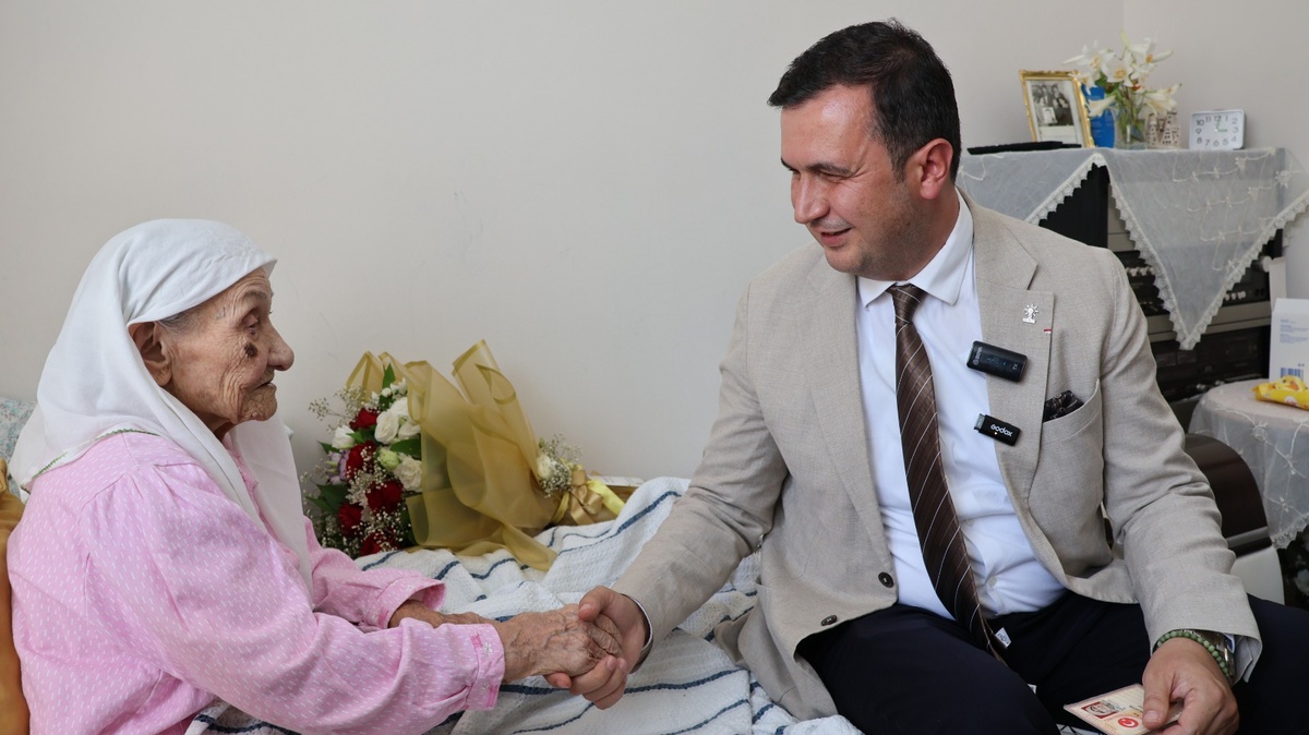 101 Yaşındaki Hacer Akdoğan\'a Sürpriz Doğum Günü