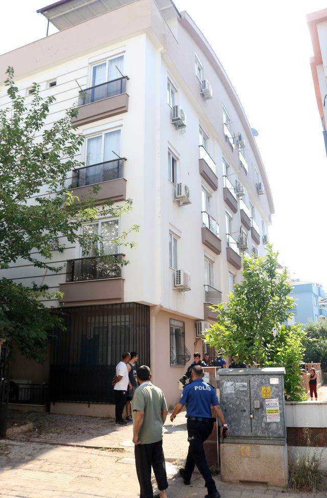 Antalya'da Kadın Kendini Eve Kilitleyip Ateşe Verdi