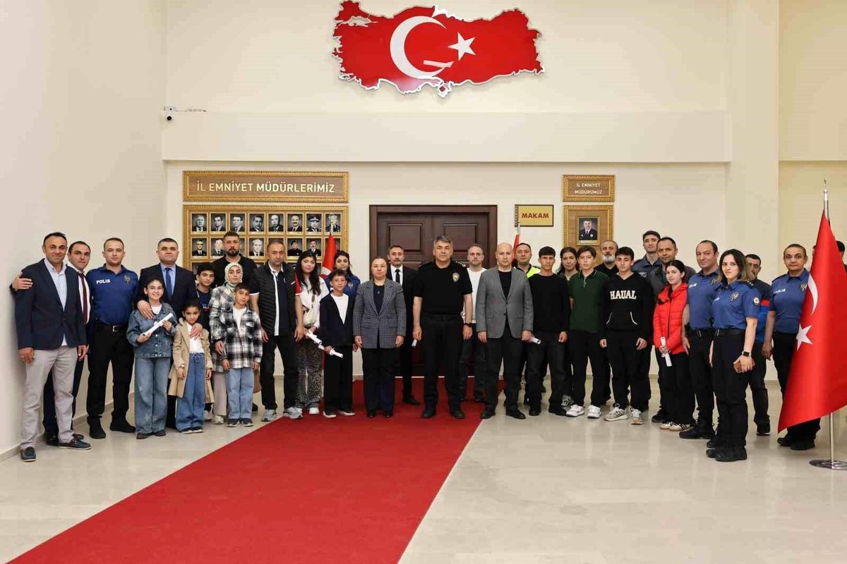 Emniyet Müdürü\'nden Öğrencilere Eğitim Belgesi