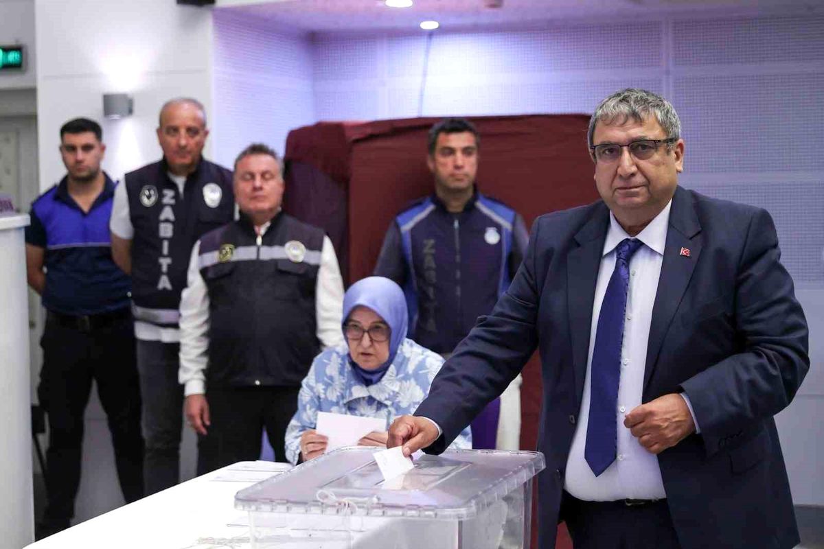 Buca Belediyesi\'nde Başkanvekili CHP\'li Hüseyin Benzer oldu