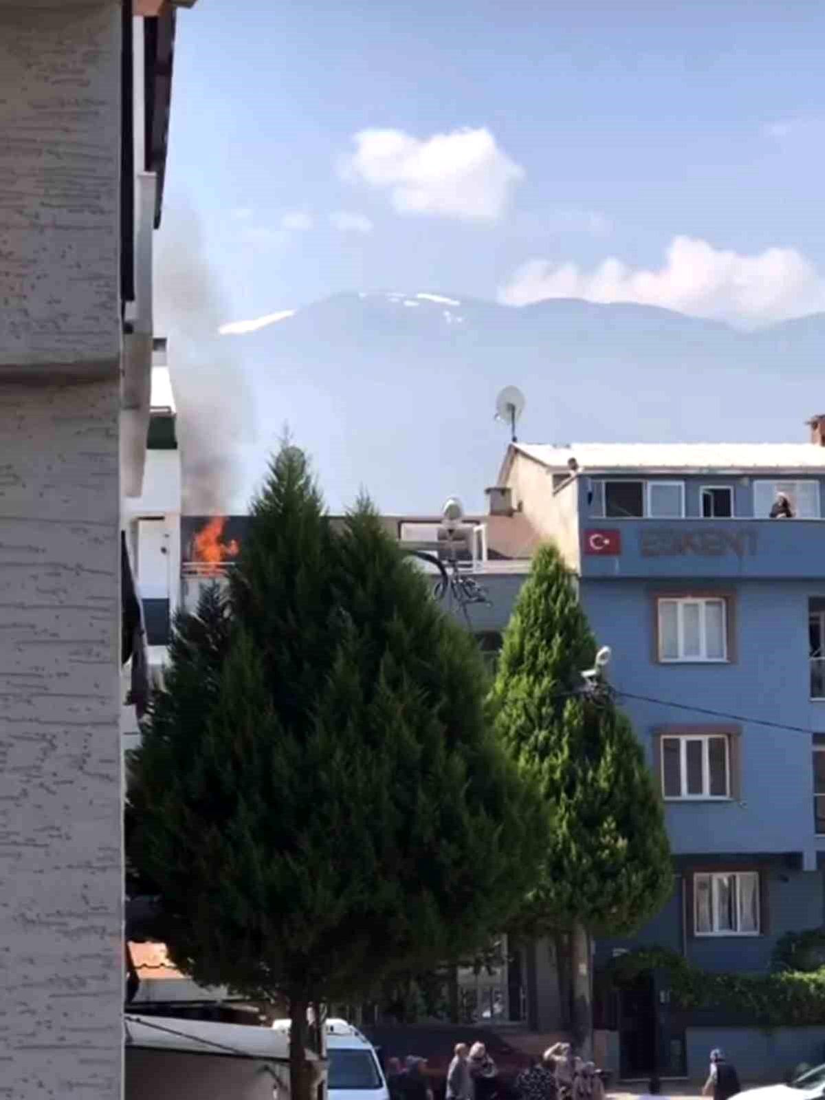 Bursa\'da Çatı Yangını Kontrol Altına Alındı