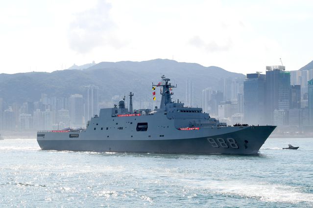 Çin Ordusu Hong Kong'da Devriye Geçirdi