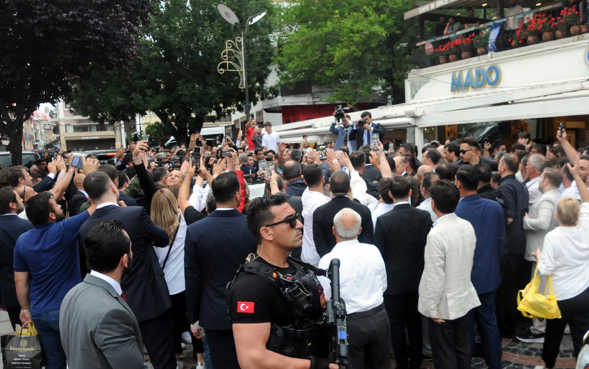 Erdoğan Edirne\'de vatandaşlarla kafede çay içti