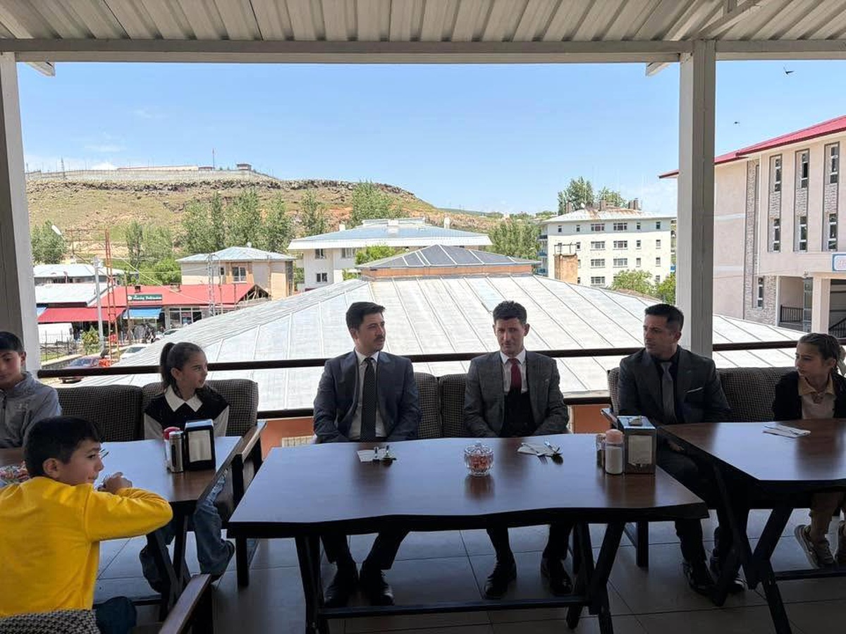 Kars\'ta Tiyatro Başarısı Kutlandı