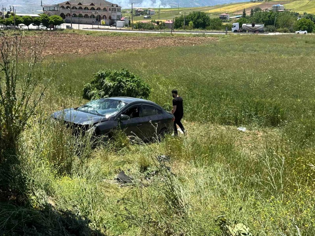 Elazığ'da Otomobil Tarlaya Uçtu, 3 Yaralı