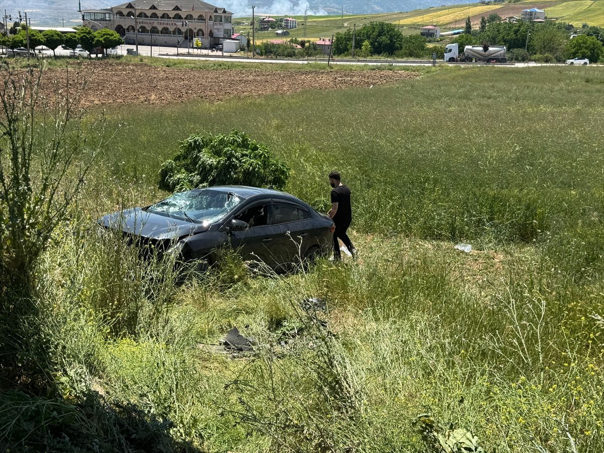 Elazığ\'da Otomobil Devrildi: 3 Yaralı