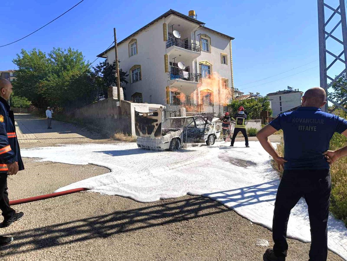 Elazığ\'da yanan araç küle döndü