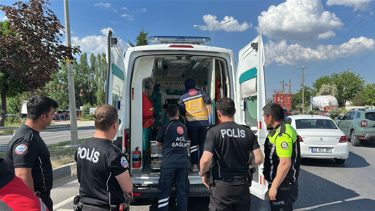 Kütahya\'da yaşlı kadına hafif ticari araç çarptı