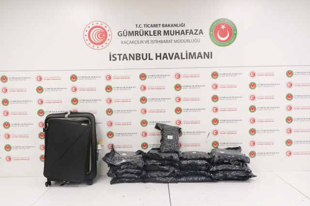 İstanbul Havalimanı'nda dev operasyon! Valizinden 20 milyonluk uyuşturucu çıktı