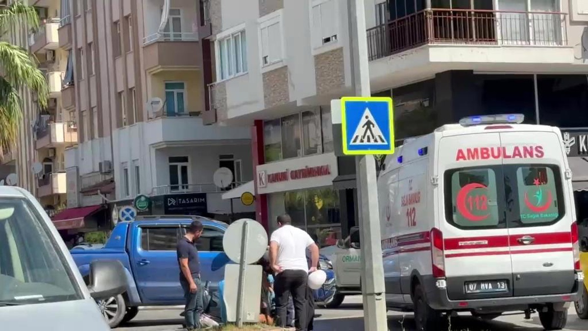 Antalya\'da Motosiklet Kazası: Sürücü Yaralandı