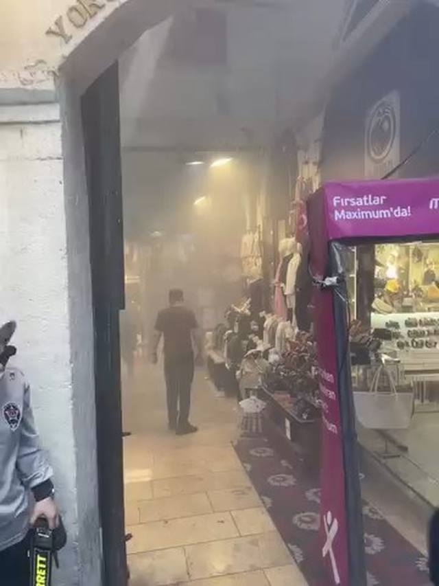 Kapalıçarşı'da korkutan yangın! Trafodan alevler yükseldi: Ekipler sefer oldu