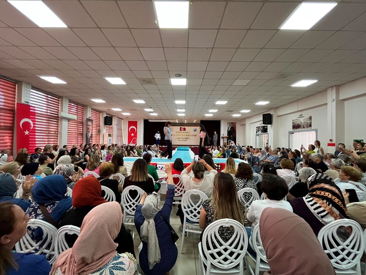 Kırklareli\'nde Yıl Sonu Kıyafet Defilesi