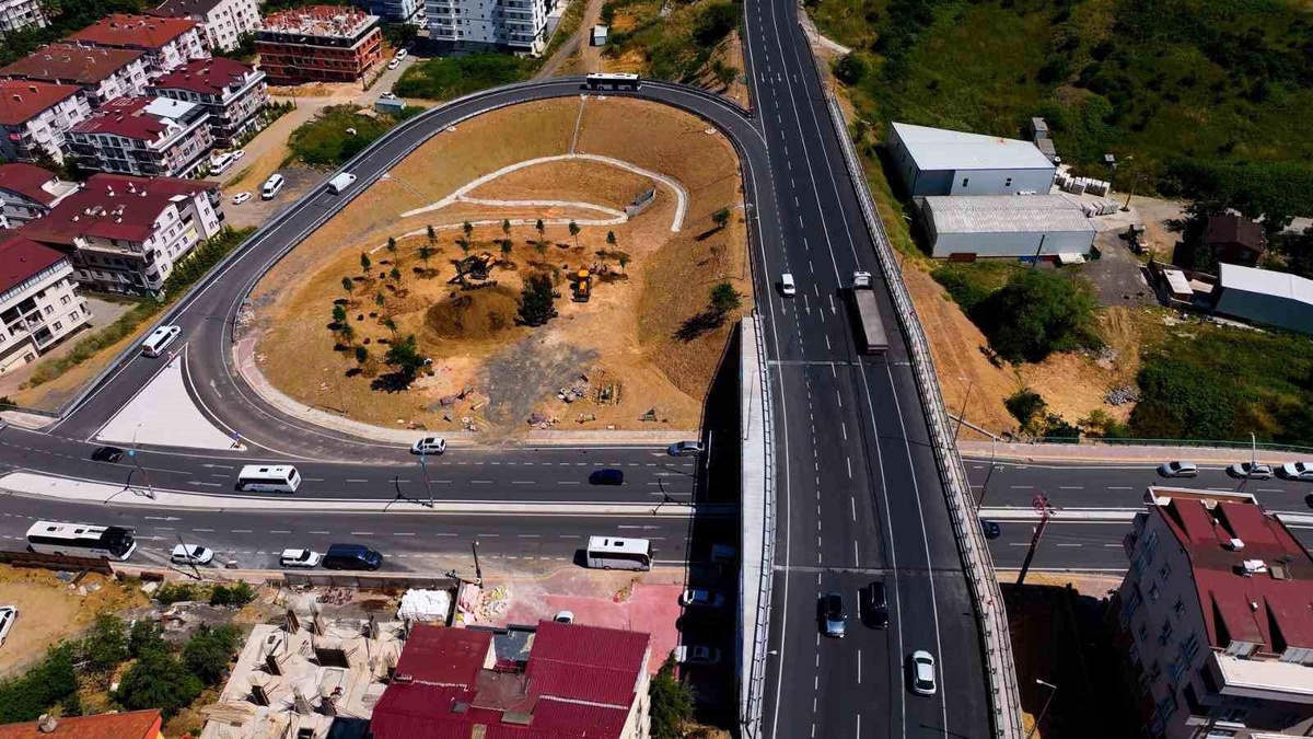 Kocaeli\'de 6 ayda tamamlanan köprülü kavşakta ilk sürüş TOGG ile yapıldı