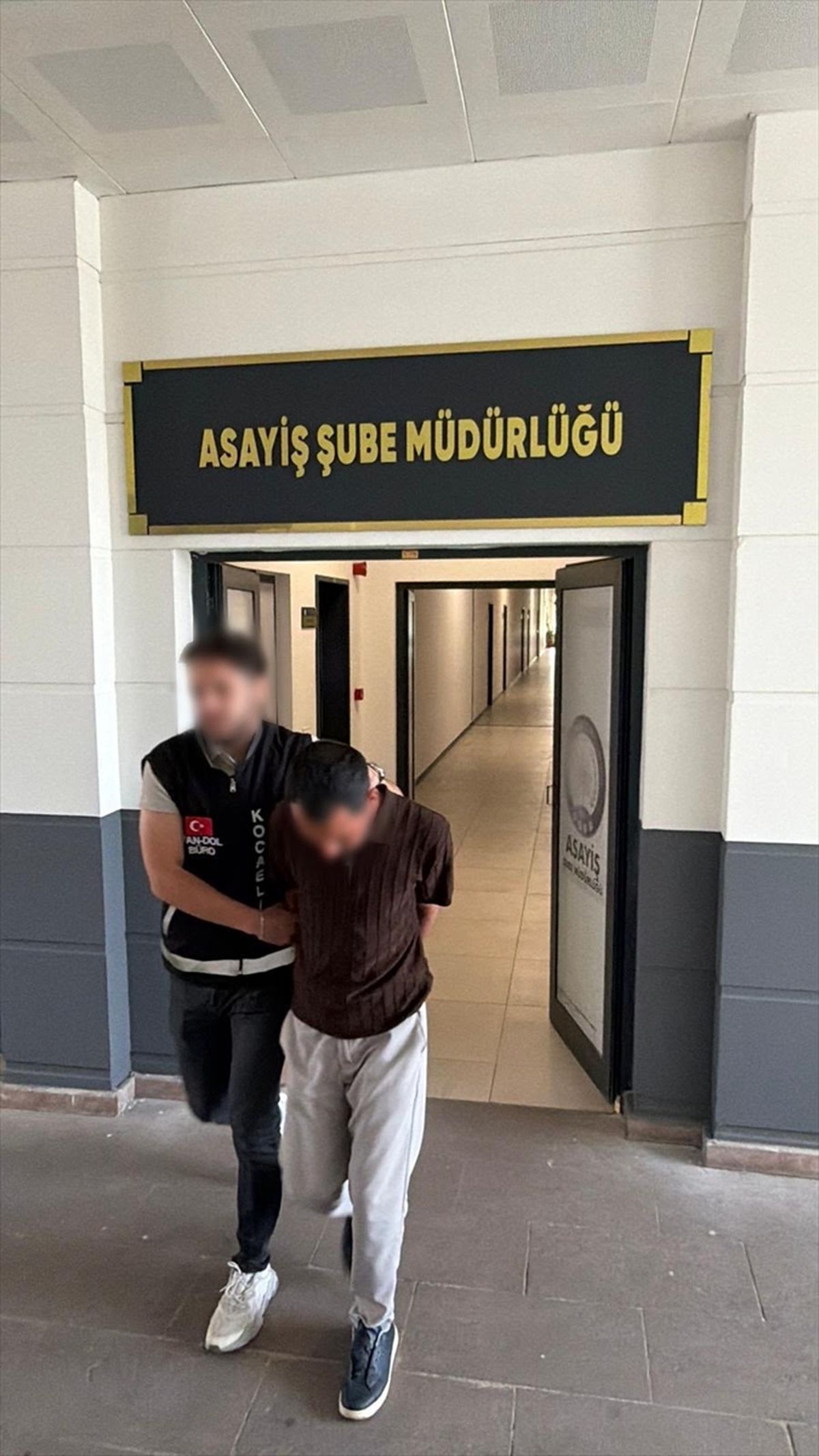 Polisimi Tanıtıp Dolandırdı, Tutuklandı